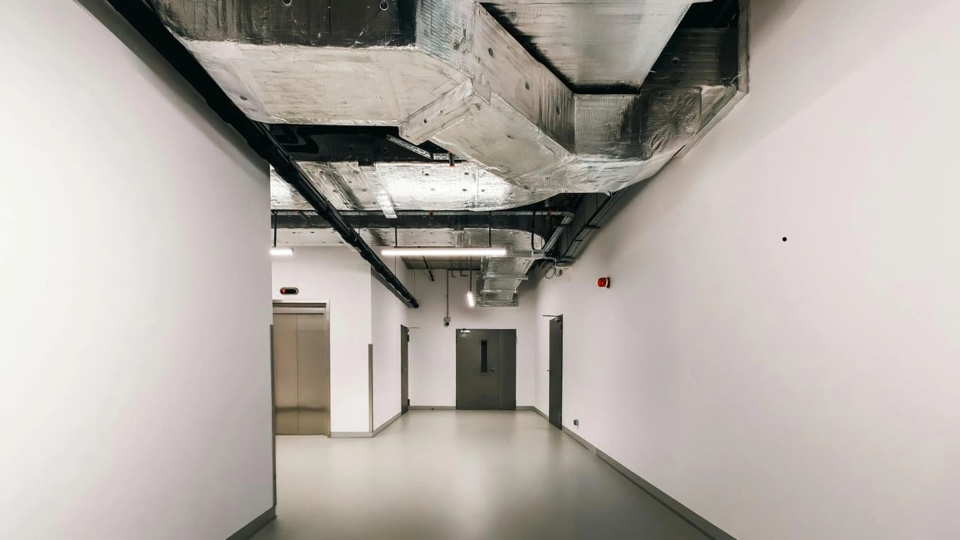 Exposed underfloor area without insulation