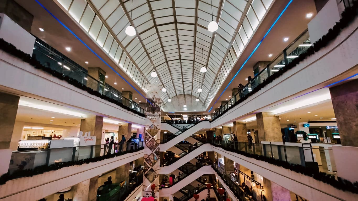 Commercial building with comprehensive insulation system